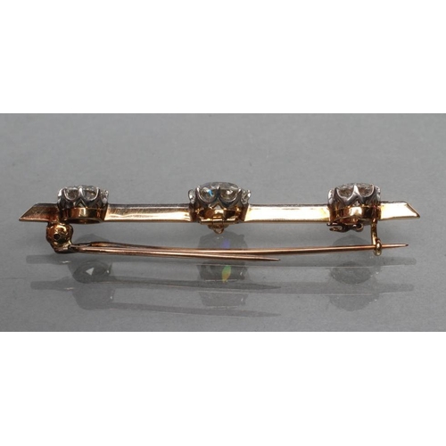 432 - A DIAMOND BAR BROOCH, the unmarked knife edge bar centred by an old cut stone of approximately 1.75c... 