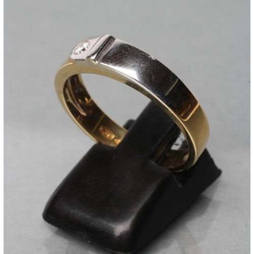 482 - A GENTLEMAN'S 18CT BI-COLOUR GOLD WEDDING RING, the reeded buckle set with a brilliant cut diamond o... 