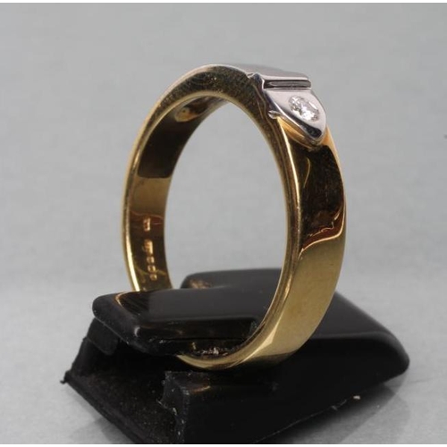 482 - A GENTLEMAN'S 18CT BI-COLOUR GOLD WEDDING RING, the reeded buckle set with a brilliant cut diamond o... 