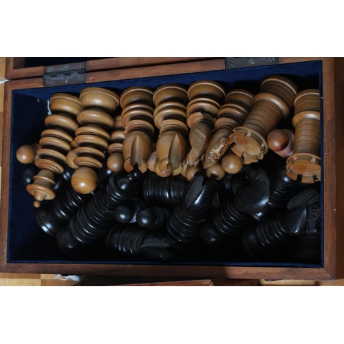 507 - A TURNED WOOD CHESS SET in box and hardwood, kings 3 3/4