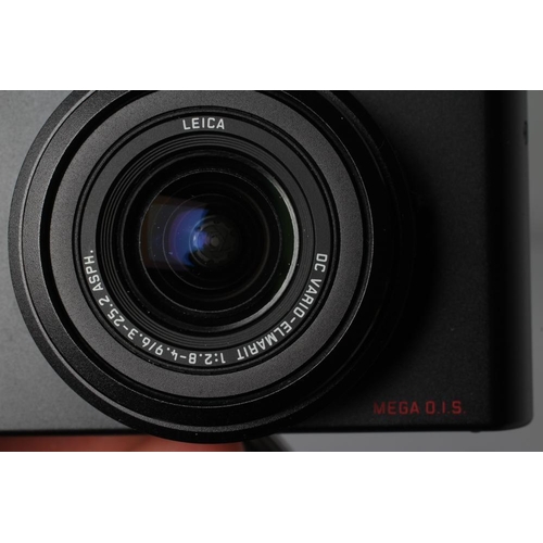 546 - A LEICA D-LUX 3 DIGITAL CAMERA with DC Vario-Elmarit lens, leather case and box (Est. plus 21% premi... 