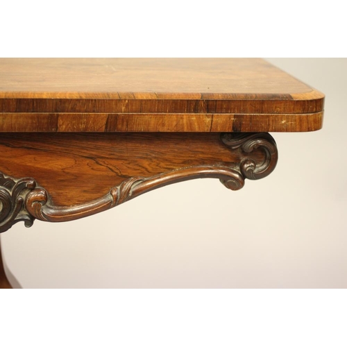 780 - AN EARLY VICTORIAN ROSEWOOD CARD TABLE, the banded rounded oblong top opening to a circular green ba... 