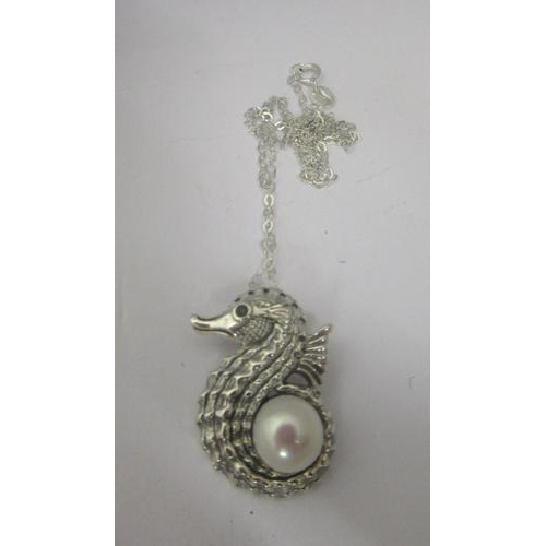 210 - SILVER AND PEARL SEA HORSE PENDANT ON SILVER CHAIN