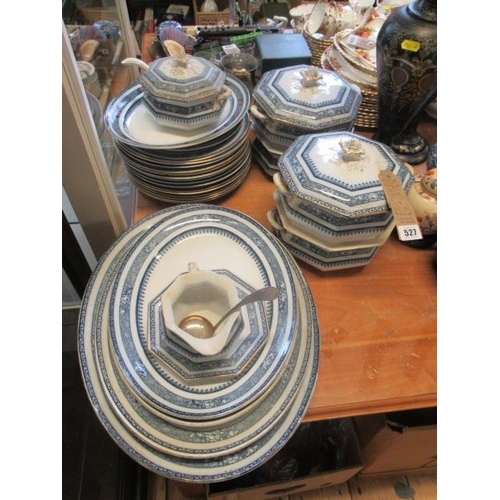 527 - QUANTITY OF LOSOL DINNERWARE