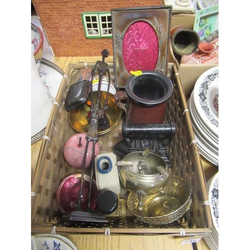 559 - TRAY OF MIXED COLLECTABLES