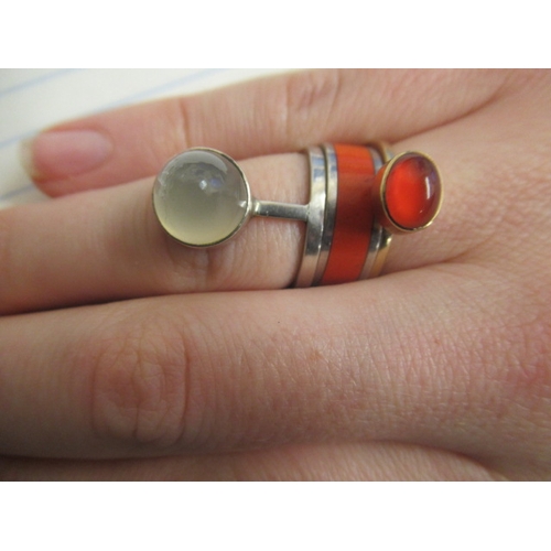 390 - A WENDY RAMSHAW SILVER STACKING RING, close back collet set with a cabochon polished moonstone on a ... 