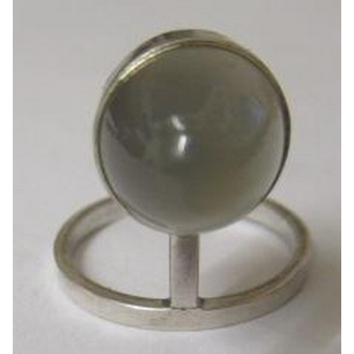 390 - A WENDY RAMSHAW SILVER STACKING RING, close back collet set with a cabochon polished moonstone on a ... 