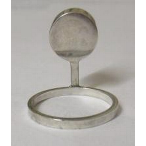 390 - A WENDY RAMSHAW SILVER STACKING RING, close back collet set with a cabochon polished moonstone on a ... 