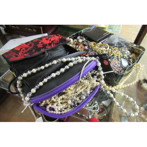 228 - LARGE QUANTITY OF COSTUME JEWELLERY