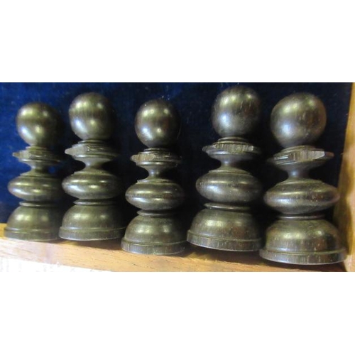 507 - A TURNED WOOD CHESS SET in box and hardwood, kings 3 3/4