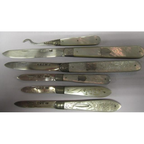 166 - A COLLECTION OF FIVE FOLDING FRUIT KNIVES all with silver blades and mother of pearl handles, variou... 