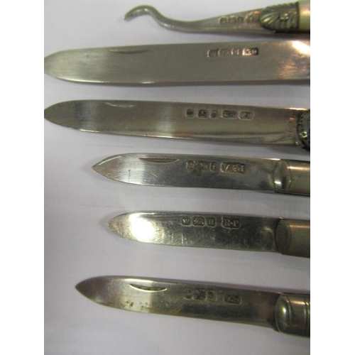 166 - A COLLECTION OF FIVE FOLDING FRUIT KNIVES all with silver blades and mother of pearl handles, variou... 