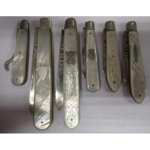 166 - A COLLECTION OF FIVE FOLDING FRUIT KNIVES all with silver blades and mother of pearl handles, variou... 