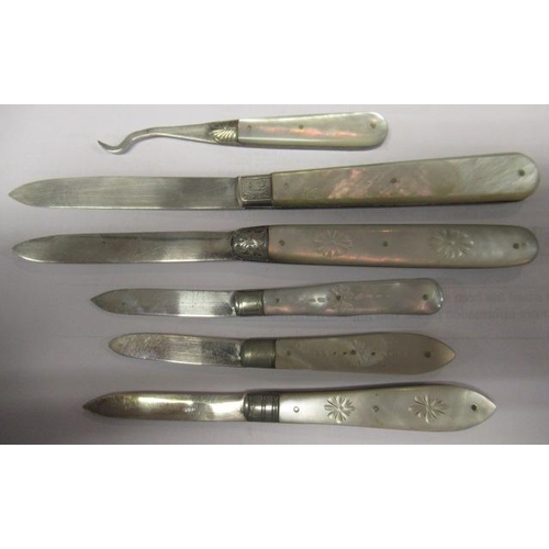 166 - A COLLECTION OF FIVE FOLDING FRUIT KNIVES all with silver blades and mother of pearl handles, variou... 