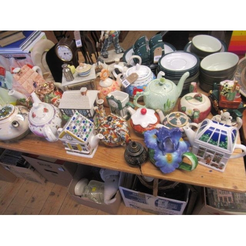 554 - COLLECTION OF TEAPOTS