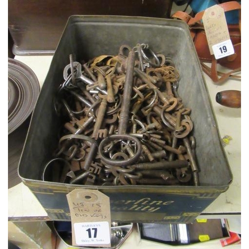 17 - TIN OF OLD KEYS