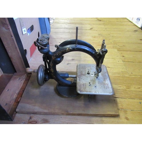 114 - VINTAGE SEWING MACHINE