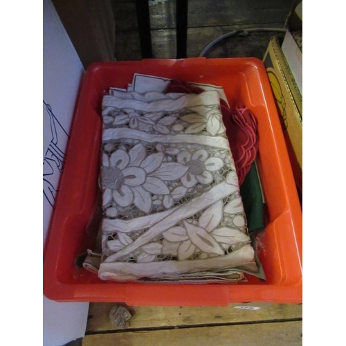 125 - BOX OF TABLE LINEN ETC