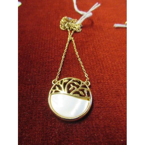 179 - PENDANT ON CHAIN