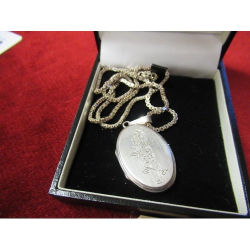 188 - SILVER LOCKET WITH CHAIN