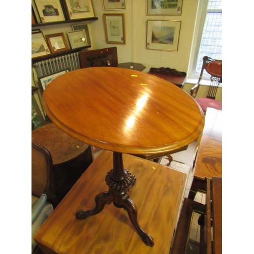 626 - SMALL OVAL TOPPED CARVED PEDESTAL TABLE