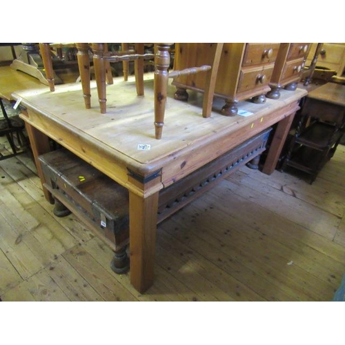 725 - LARGE TABLE