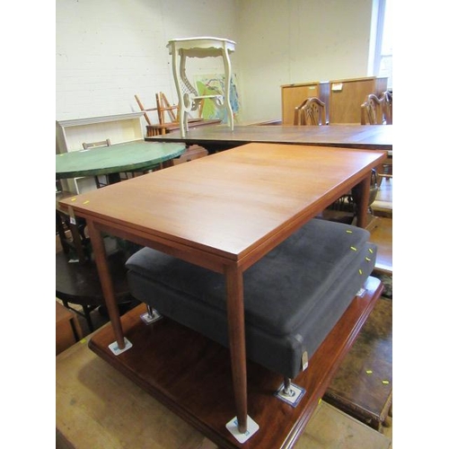 739 - RETRO EXTENDING DINING TABLE