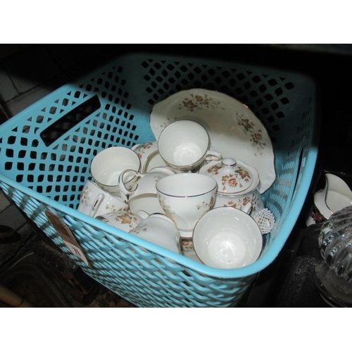 77 - QUANTITY OF COLCLOUGH LEAF PATTERN CHINA