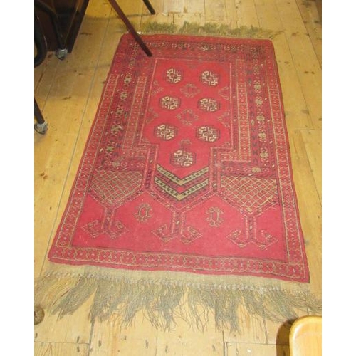 875 - RED PATTERNED FRINGED RUG