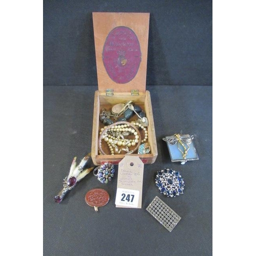 247 - SMALL WOODEN BOX OF VINTAGE JEWELLERY INCLUDING SILVER