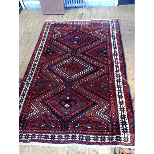 883 - RED AND CREAM PATTERNED RUG    242CM X 166CM