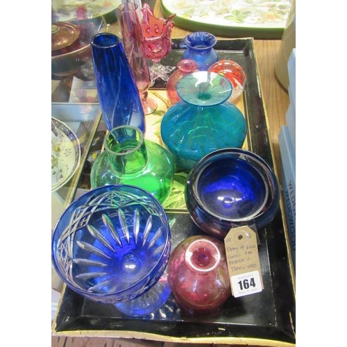 164 - TRAY OF RETRO GLASS INCLUDING MDINA AND THORN VASES