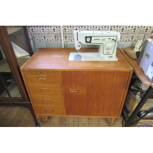 869 - SINGER SEWING MACHINE IN TEAK CABINET