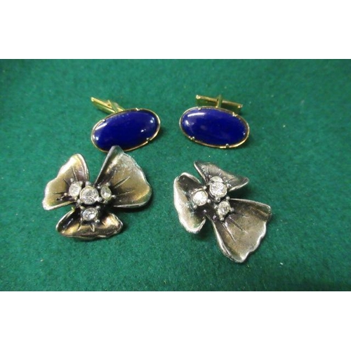 275 - PAIR OF CUFFLINKS AND TWO BROOCHES