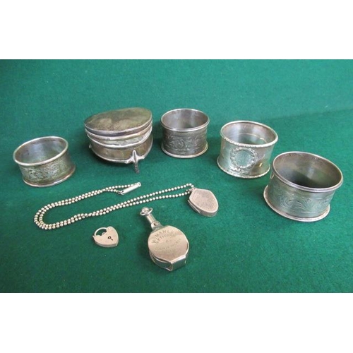 321 - SILVER TRINKET BOX AND CONTENTS INCLUDING NAPKIN RINGS