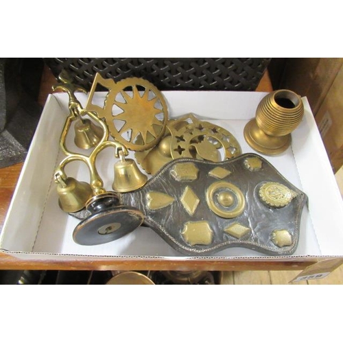 359 - SCOTTISH HORSE BRASS CHEST PLATE AND OTHER BRASS ITEMS