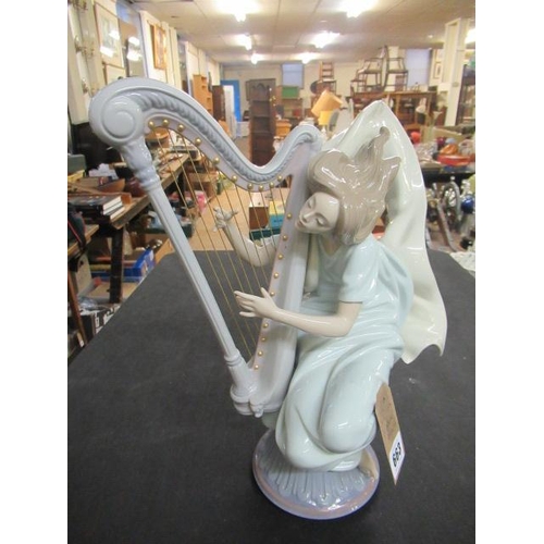 663 - LLADRO FIGURE