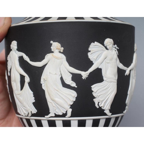 48 - A WEDGWOOD BLACK JASPER DIP 