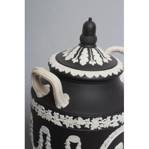 54 - A WEDGWOOD BLACK JASPER VASE AND COVER, 1992, to commemorate the 40th Anniversary of the succession ... 