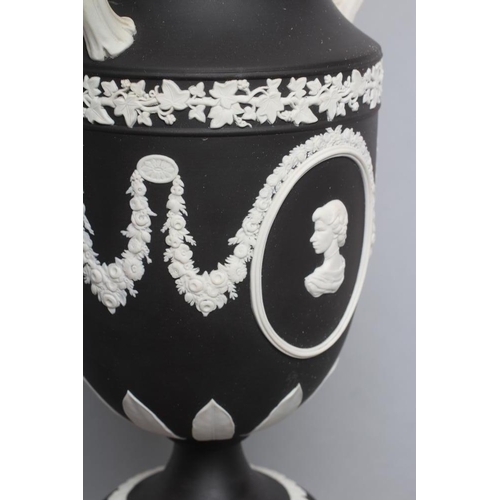 54 - A WEDGWOOD BLACK JASPER VASE AND COVER, 1992, to commemorate the 40th Anniversary of the succession ... 