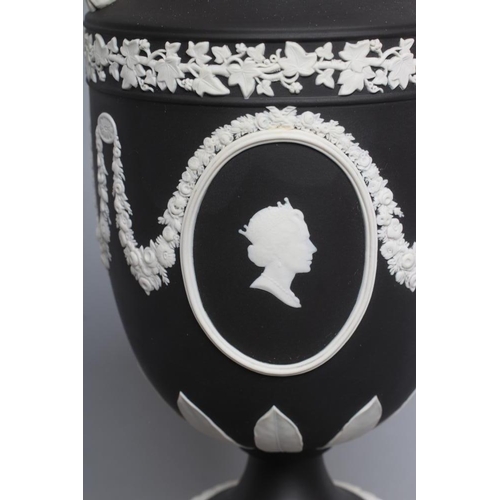 54 - A WEDGWOOD BLACK JASPER VASE AND COVER, 1992, to commemorate the 40th Anniversary of the succession ... 