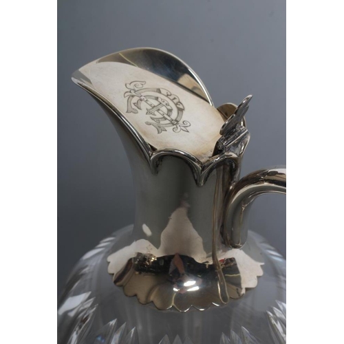 135 - AN EDWARDIAN SILVER MOUNTED CLEAR GLASS CLARET JUG, maker John Grinsell & Sons, Birmingham 1903, the... 