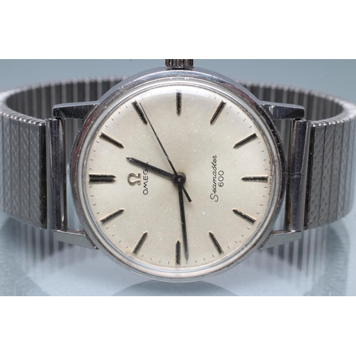 173 - A GENTLEMAN'S OMEGA SEAMASTER 800 WRISTWATCH, the silvered dial with applied metal batons in a plain... 