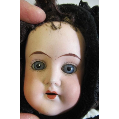 19 - A Cuno & Otto Dressel bisque shoulder head doll, with blue glass fixed eyes, open mouth, teeth, clot... 