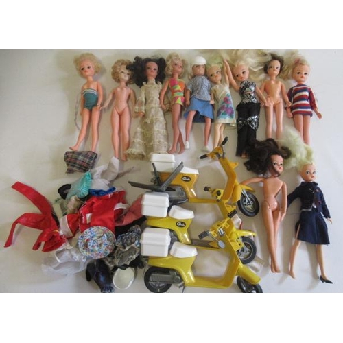 197 - Eleven Sindy dolls, of mixed ages, together with a small quantity of clothing and three mopeds (Est.... 