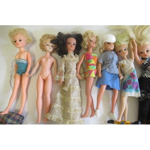 197 - Eleven Sindy dolls, of mixed ages, together with a small quantity of clothing and three mopeds (Est.... 