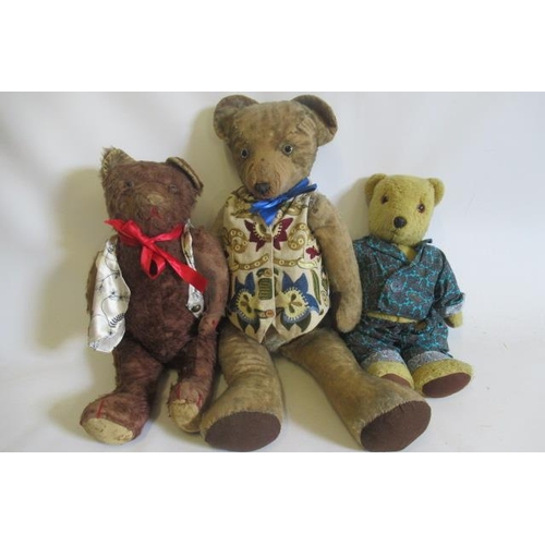 278 - Three vintage English teddy bears, all jointed and with cloth pads, two with clear glass eyes, the s... 