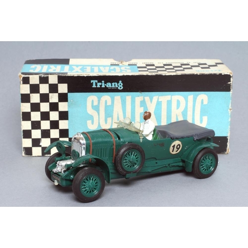 340 - Triang Scalextric C64 Bentley in green, 19 to sides, boxes, G (Est. plus 21% premium inc. VAT)