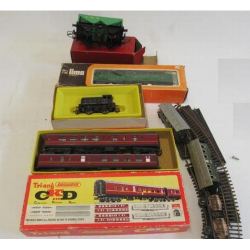 636 - Triang R253 Dock Shunter in black, two Triang CKD coaches (assembled) and four HO wagons, some items... 