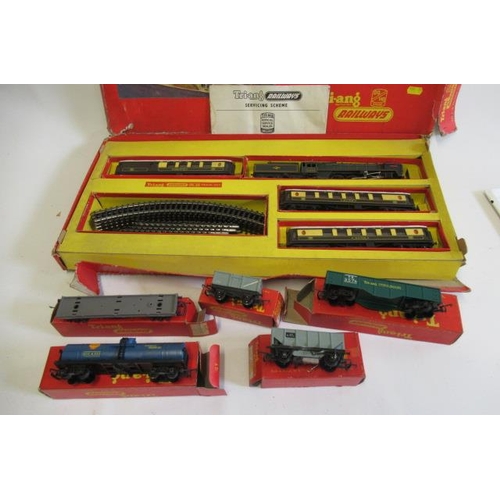 637 - Triang RS23 electric train set with Britannia locomotive and Pullman coaches, box AF, F, and five go... 